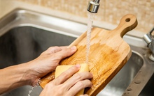 Nên dùng thớt gỗ hay thớt nhựa? Đây là những gì các chuyên gia về an toàn thực phẩm nói