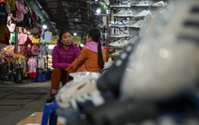 Chợ từng là thiên đường mua sắm của sinh viên thủ đô giờ không thể giữ khách: Chủ sạp 'mở mắt mất tiền triệu', đắt hàng chỉ mỗi Baby Three