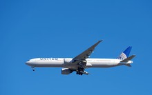 Hơn 200 khách bay mắc kẹt ở đảo băng giá suốt 48 giờ