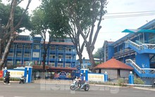 Công an ‘dỏm’ đi ô tô biển xanh vào trường đọc lệnh bắt sinh viên