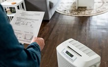 Mua máy hút ẩm đối phó ngày nồm, xem ngay điều này để tránh "tiền mất tật mang"