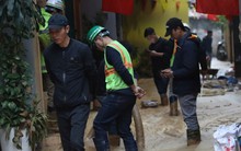 Hà Nội: Bùn đất bất ngờ trào ngược lên từ mặt đường, ngập kín con ngõ Giang Văn Minh