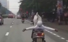 VIDEO: Người đàn ông buông tay “làm xiếc” với xe máy đang chạy trên phố