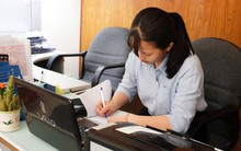 Nữ kế toán nhận tiền chuyển khoản theo lệnh sếp, 8 năm sau bỗng bị niêm phong, đấu giá toàn bộ tài sản: "Có người kiện cô vay nợ 17 tỷ đồng"