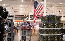 Nhiều người tiêu dùng Mỹ bị nợ nần "bủa vây"