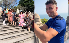 Đang đi du lịch Đà Nẵng, vị khách Tây bị nhóm du khách "bắt" làm một việc liền lập tức... hưởng ứng