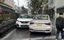 Ô tô đỗ tràn lan lấn chiếm vỉa hè, lòng đường ở Hà Nội