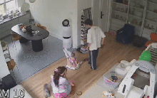 Tranh cãi “để chồng làm việc nhà thay vợ mất hết thể diện” - Trong hôn nhân cứ phải rành mạch vai trò giới tính?