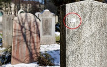 Nhãn dán mã QR xuất hiện bí ẩn trên hơn 1.000 ngôi mộ ngẫu nhiên: Cảnh sát vào cuộc phát hiện nguyên nhân khó tin