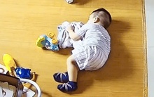 Bé trai ôm áo mẹ rồi tự ngủ trong vòng 3 giây, hành động của bà ngoại sau đó khiến nhiều người rơi nước mắt