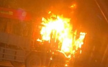 Ô tô bốc cháy ngùn ngụt trên Đại lộ Thăng Long vào giờ cao điểm