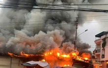 VIDEO: Cháy dữ dội chợ Trung Môn, lửa bao trùm nhiều ki-ốt