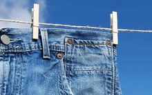 Chuyên gia: Áo mặc 5 lần, quần bò mặc 30 lần mới nên giặt - Hóa ra nhiều người đều đang giặt đồ "quá chăm"