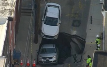 Kinh hoàng "hố tử thần" bất ngờ xuất hiện nuốt chửng xe ô tô