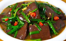 Ăn tiết lợn khiến "đầu ra" màu đen là thanh lọc, giải độc phổi hay mắc bệnh: Đáp án làm nhiều người bất ngờ!