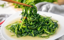 Bật mí 6 mẹo xào rau muống để không bị đen, giòn và ngọt: Người nấu ăn chục năm chưa chắc biết