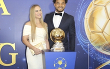 Lần đầu thấy vợ Xuân Son xinh đẹp đến thế,diện váy bó sát cực sexy nhưng nhìn xuống chân chàng cầu thủ mà nghẹn ngào