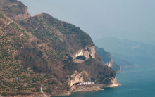 Du khách đổ xô đến ngọn núi có hình giống chú chó con đang ngủ