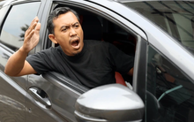 Nam tài xế chở 4 vali hàng, bị cảnh sát buộc dừng xe để nộp phạt, bức xúc chất vấn: “Tại sao tôi không được chở hàng bằng ô tô của mình”