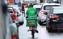 Bi kịch đời shipper: Làm nghề 6 năm vẫn ngại mặc đồng phục vì sợ miệt thị, bị coi như vô hình dù bán mạng trên đường