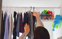 Nhắc bạn: Mùa mưa, nồm ẩm mà phơi quần áo trong nhà theo 4 kiểu này “làm mồi” cho vi khuẩn, mầm bệnh