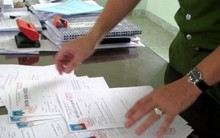 Khởi tố 2 người đàn ông làm giả giấy tờ để hưởng chế độ chính sách