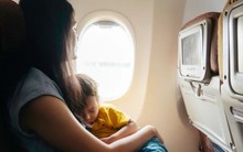 Nguy hiểm nếu để trẻ ngồi trên đùi khi đi máy bay