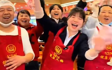 Mở cửa xuyên Tết, báo lãi gần 1,2 tỷ đồng, CEO chuỗi lẩu nổi tiếng chia hết cho nhân viên, từ quản lý đến lao công đều có phần