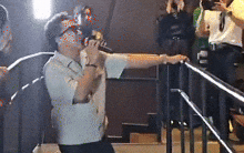 Trấn Thành quỳ gối xin lỗi khán giả