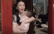 Phương Oanh bế con ra chào "người yêu cũ", cặp song sinh biểu cảm thế nào?