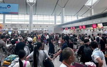 Mùng 6 Tết, sân bay Tân Sơn Nhất vẫn đông nghẹt người