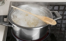 Tại sao các đầu bếp thường đặt 1 chiếc thìa gỗ ngang trên nồi đang sôi?