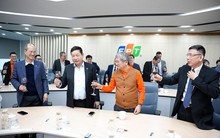 Chủ tịch FPT Trương Gia Bình hát Tái sinh giữa lúc cơn bão DeepSeek càn quét cổ phiếu công nghệ toàn cầu