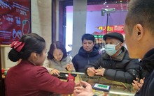 Người Hà Nội xếp hàng mua vàng trước ngày vía Thần tài