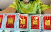 'Rồng rắn' xếp hàng mua vàng trước ngày Thần Tài