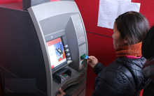 Người phụ nữ 53 tuổi đi rút tiền ở cây ATM thì bị mất sạch tiền trong tài khoản vì 1 thủ đoạn mới xuất hiện