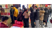 Khách kéo đến quá đông, cửa hàng 'cháy' phiếu mua vàng trước ngày vía thần Tài