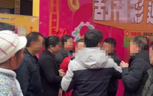 Phát hiện khách mua trúng độc đắc 3,5 tỷ đồng, chủ tiệm vé số giật lại ngay lập tức: Kết cục sự việc vô cùng bất ngờ