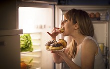 Ăn vặt nửa đêm trước khi đi ngủ hay đi ngủ khi đói có hại hơn? Hóa ra lâu nay nhiều người đã hiểu lầm