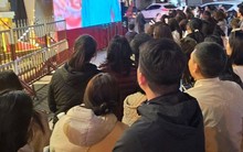 Đổ xô mua vàng, đến tối vẫn đông nghịt, cửa hàng phải dựng rào 'phân luồng'