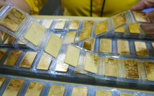 Trước ngày vía Thần Tài, 1 người ở Hải Dương bán 30 cây vàng, 1 cơ sở bán vàng có lượng mua vào tăng gấp 50 lần, có nơi không đủ tiền trả khách