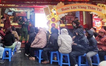 VIDEO: Người dân "đội" mưa lạnh xếp hàng mua vàng trước ngày vía Thần Tài