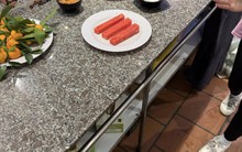 Chủ quán buffet đăng bài bức xúc trước cách bổ dưa của nhân viên, thực khách online lại cực thích vì điều này