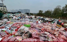 Huy động máy móc dọn núi bánh kẹo 'lạ' bị xả giữa làng La Phù