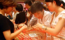 Người phụ nữ mua dây chuyền vàng 24 triệu, gặp "biến" sau 2 ngày đeo, phía cửa hàng đáp: "Không hoàn tiền"