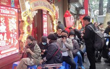 Đội mưa rét chen chân mua vàng, nhiều người ‘khóc thét’ vì giá lao dốc