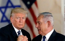 Ẩn ý của Thủ tướng Israel khi tặng Tổng thống Mỹ Trump máy nhắn tin mạ vàng