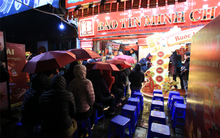 Người dân Hà Nội trùm áo ấm, đội mưa rét 10 độ C, xếp hàng chờ mua vàng từ hơn 3h sáng trong ngày vía Thần Tài