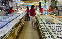 Khung cảnh ảm đạm tại nhiều tiệm vàng ngày vía Thần Tài, nhân viên ngủ gật vì vắng khách