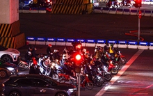 Nửa đêm lạnh 13°C, dân Hà Nội vẫn xếp hàng chờ đèn đỏ đều tăm tắp